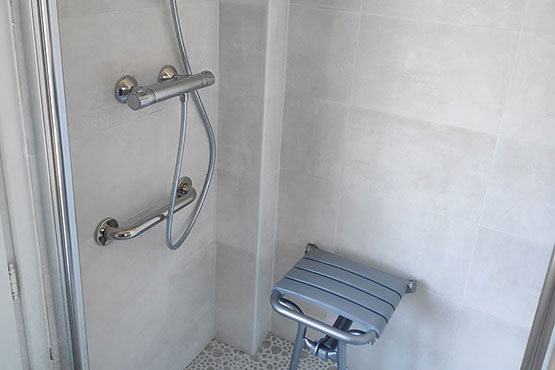 Salle de bain aménagé pour personnes agées