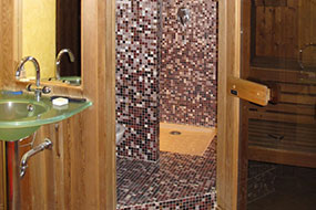 Salle de bain sauna mosaïque